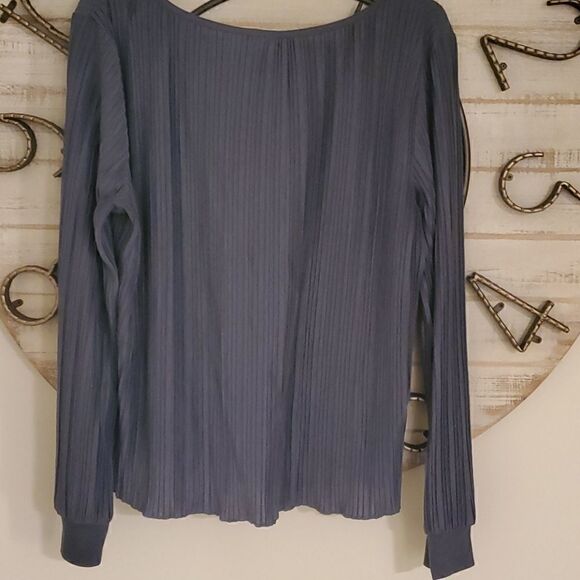 Hi low cuffed sleeve pleated top - Picture 3 of 3